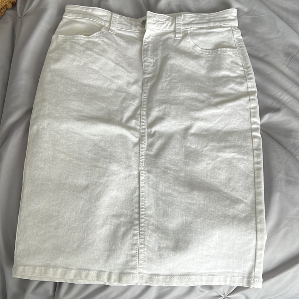 Banana Republic white straight skirt  new with out tags size 4